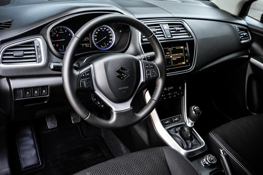 Интерьер Suzuki SX4 S-Cross 2016 года  (фото 28 из 30)